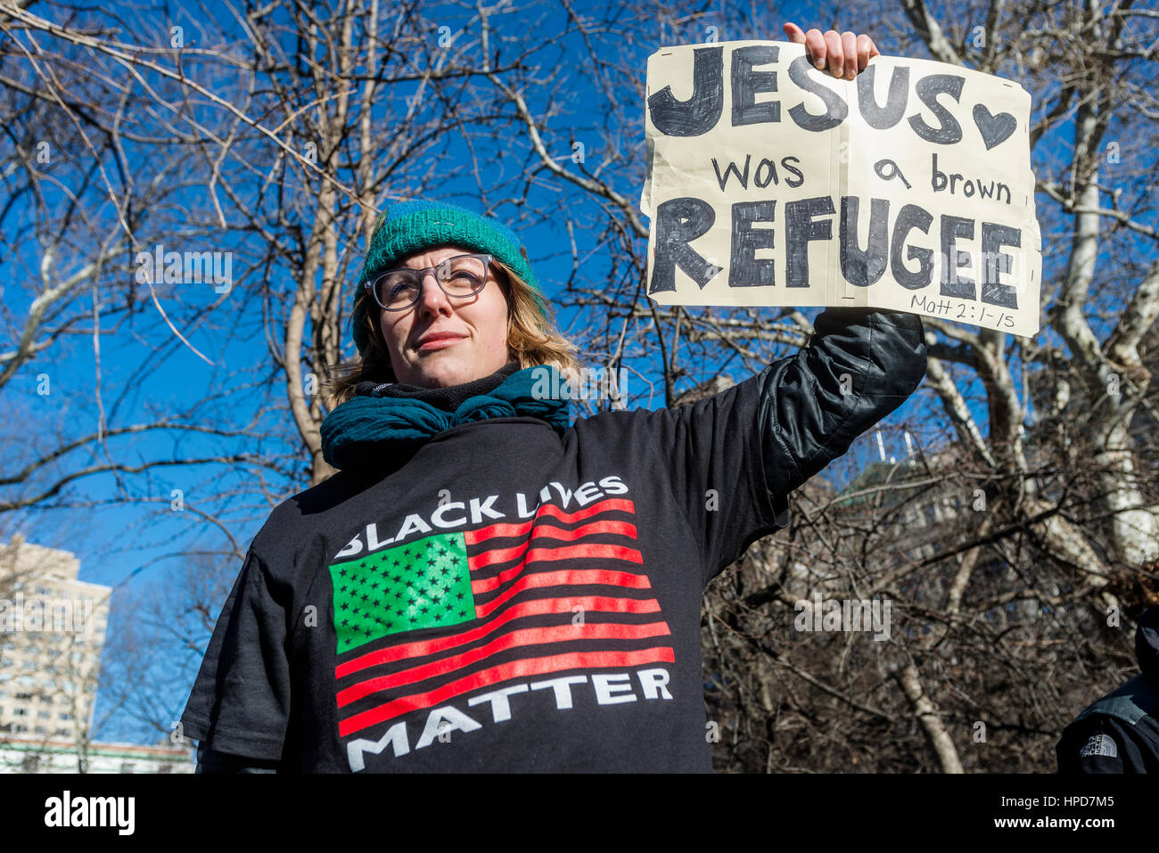 New York, USA 17 février 2017 - Les militantes se sont rassemblés à Washington Square, en solidarité avec la grève générale, pour protester contre l'Administration d'Atout et leurs politiques anti-démocratiques. ©Stacy Walsh Rosenstock/Alamy Banque D'Images