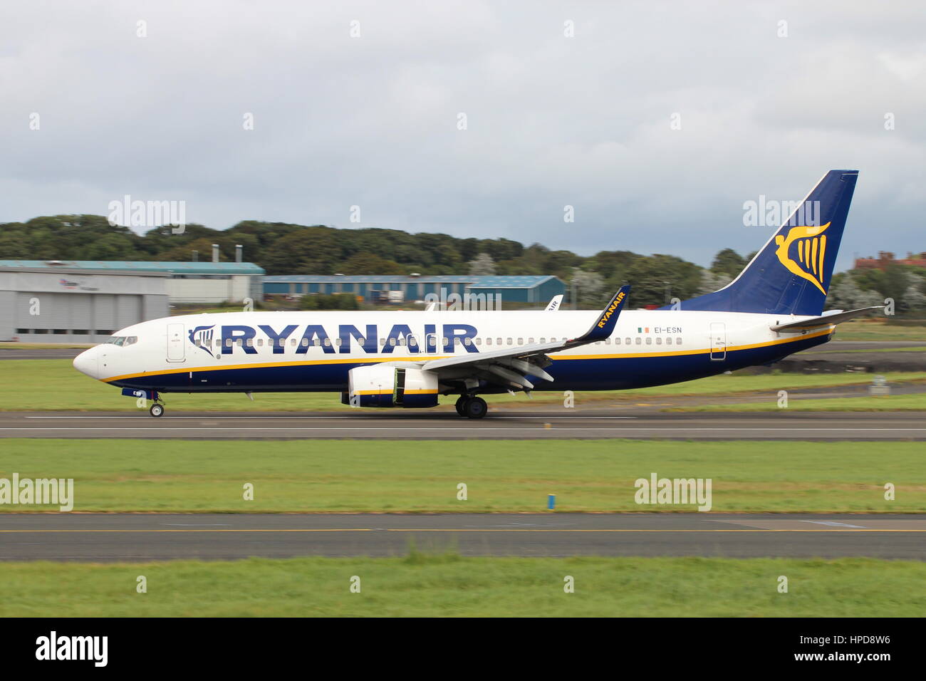 EI-ESN, un Boeing 737-8comme exploité par Ryanair à l'Aéroport International de Prestwick, dans l'Ayrshire. Banque D'Images