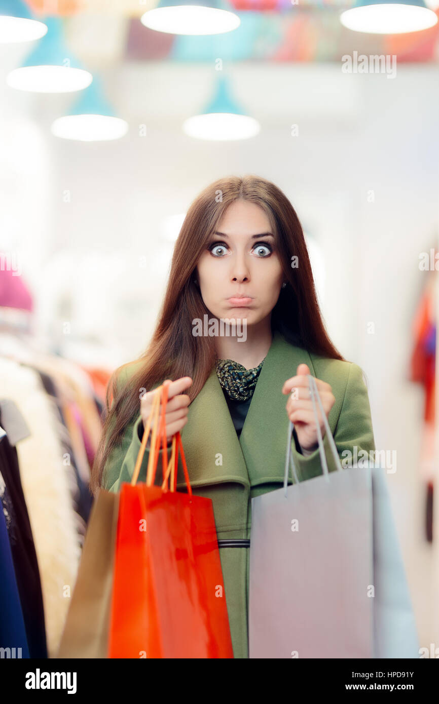 Déçu Shopping femme portant un manteau vert à la mode Store Banque D'Images