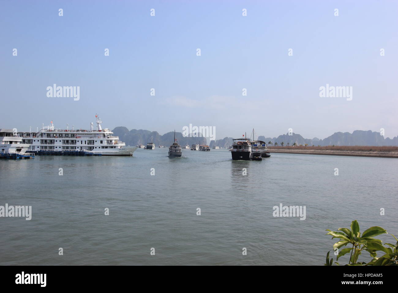 Junk bateaux dans la baie d'Halong, Vietnam Banque D'Images