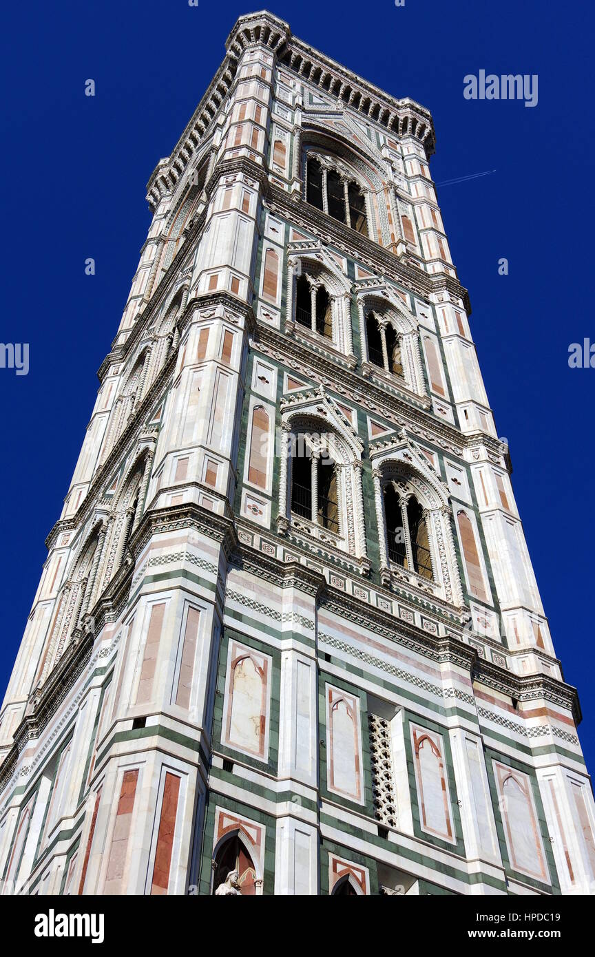 La cathédrale de Florence (Duomo di Firenze) Campanile de Giotto (Tour) contre un ciel bleu profond - frappe verticale Vue de dessous - Toscane, Italie, Europe Banque D'Images
