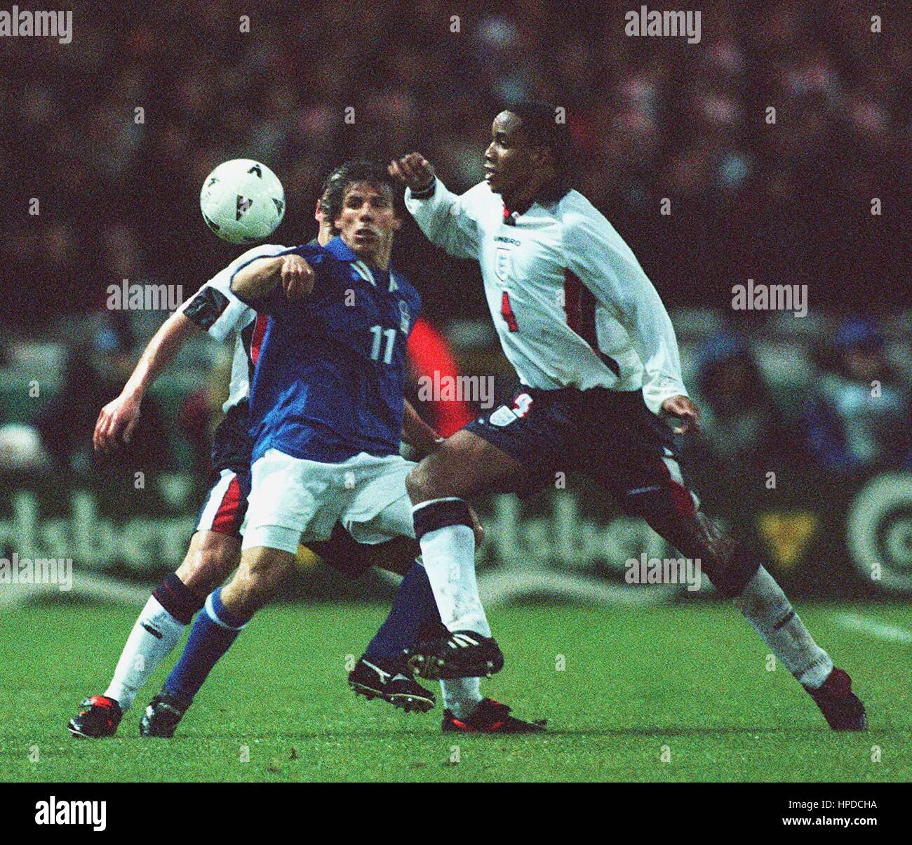 PAUL INCE & Gianfranco Zola l'ANGLETERRE V ITALIE 13 Février 1997 Banque D'Images