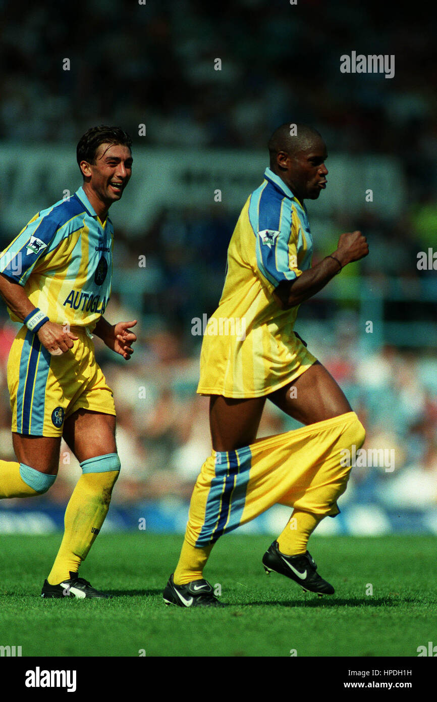 SINCLAIR & DI MATTEO CÉLÉBRER VILLE DE COVENTRY V CHELSEA 09 Août 1997 Banque D'Images