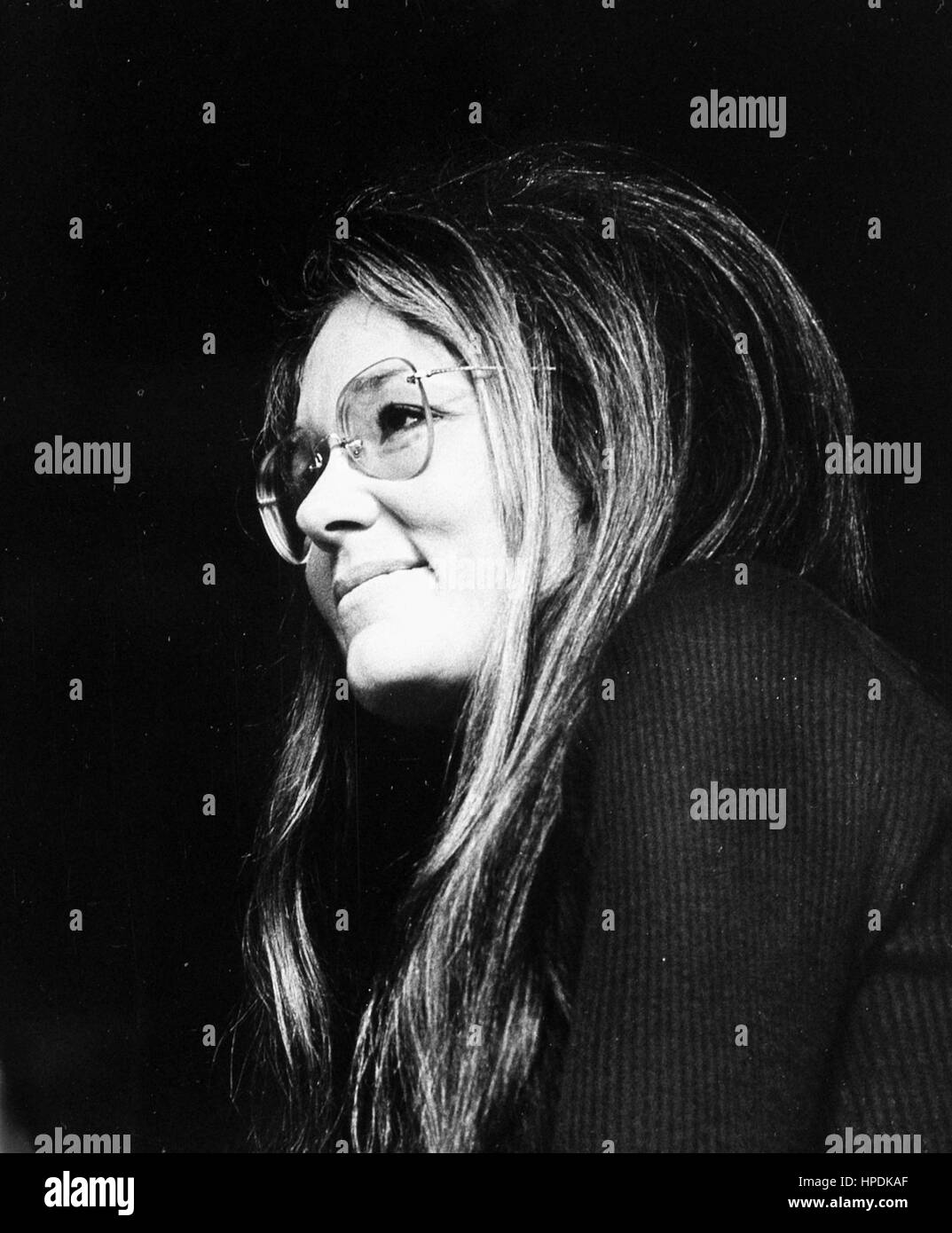 Gloria Steinem à un ministère du Logement et du développement urbain cas, Washington, DC, 1980. Banque D'Images