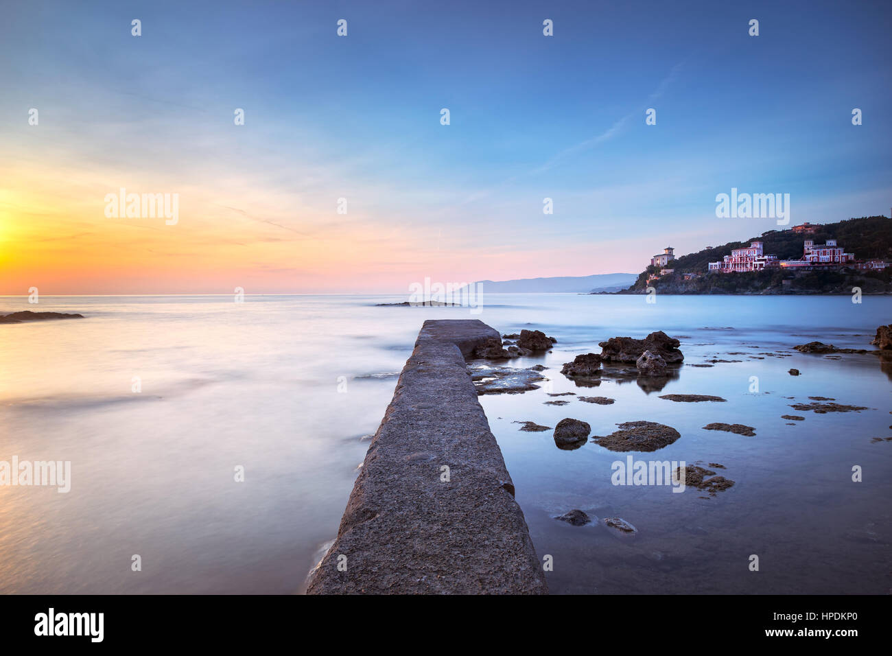 Castiglioncello destination, jetée en béton dans la baie, des rochers et de la mer sur le coucher du soleil. La Toscane, Italie, Europe. L'exposition longue Banque D'Images
