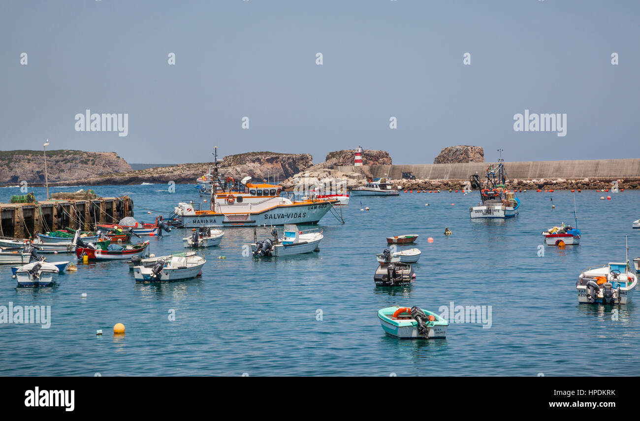 Portugal, Algarve, Porto da Baleeira Sagres, vue sur le port de pêche de Sagres Banque D'Images
