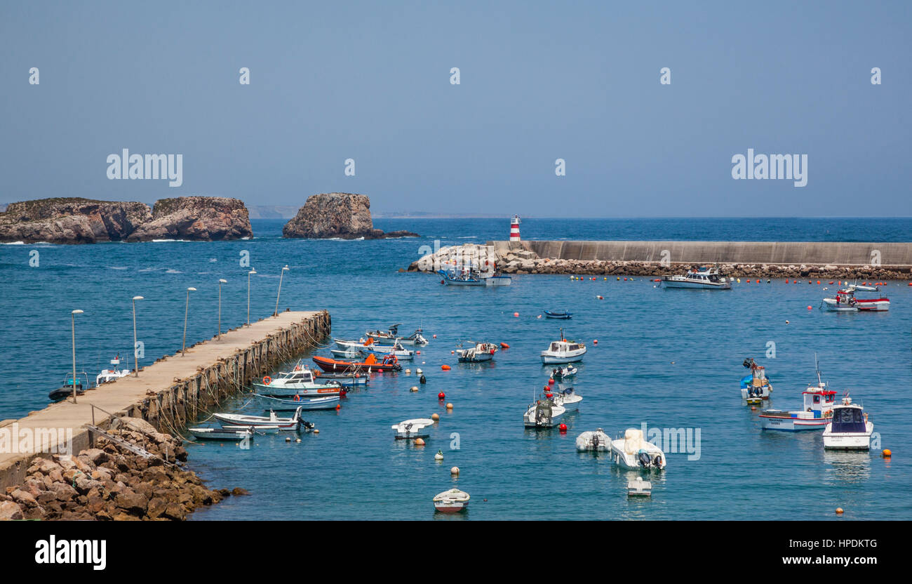 Portugal, Algarve, Porto da Baleeira Sagres, vue sur le port de pêche de Sagres Banque D'Images