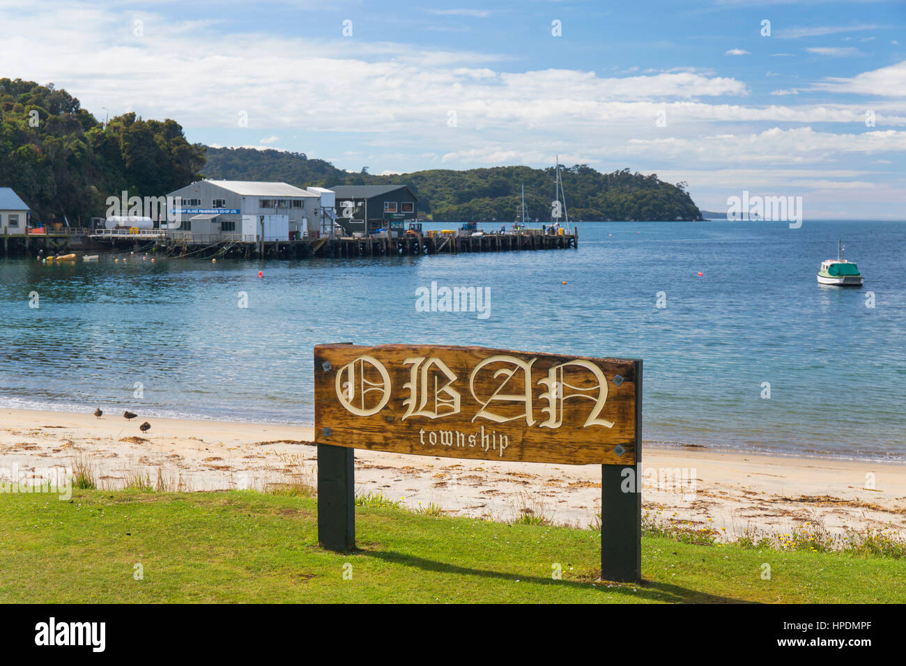 Oban, l'île Stewart, Southland, Nouvelle-Zélande. Panneau en bois sculpté sur la rive de la baie Halfmoon. Banque D'Images