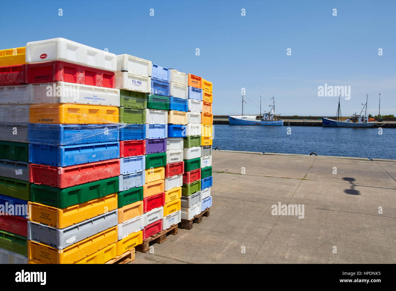 NEXOE, DANEMARK - Juillet 13, 2013 : poissons colorés des caisses de plastique, empilés sur le port permanent de Nexo, Bornholm Banque D'Images