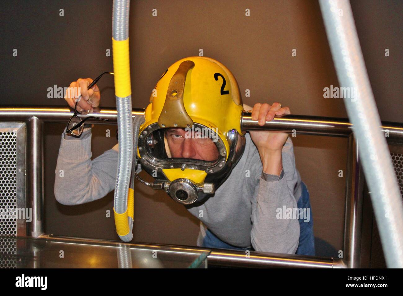 Dans le Norwegian Petroleum Museum ou Norsk Oljemuseum à Stavanger. Les visiteurs peuvent essayer sur les casques pour les travailleurs du pétrole. La Norvège, Scandinavie, l'Europe. Banque D'Images