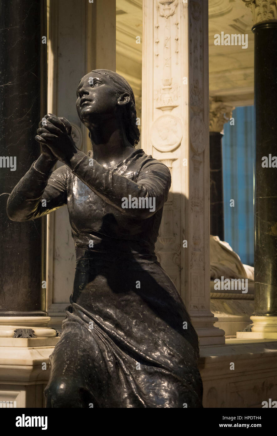 La foi, statue en bronze par le sculpteur Paul Dubois , cénotaphe du général de la Moricière, cathédrale de Saint-Pierre-et-Saint-Paul, Nantes, France. Banque D'Images