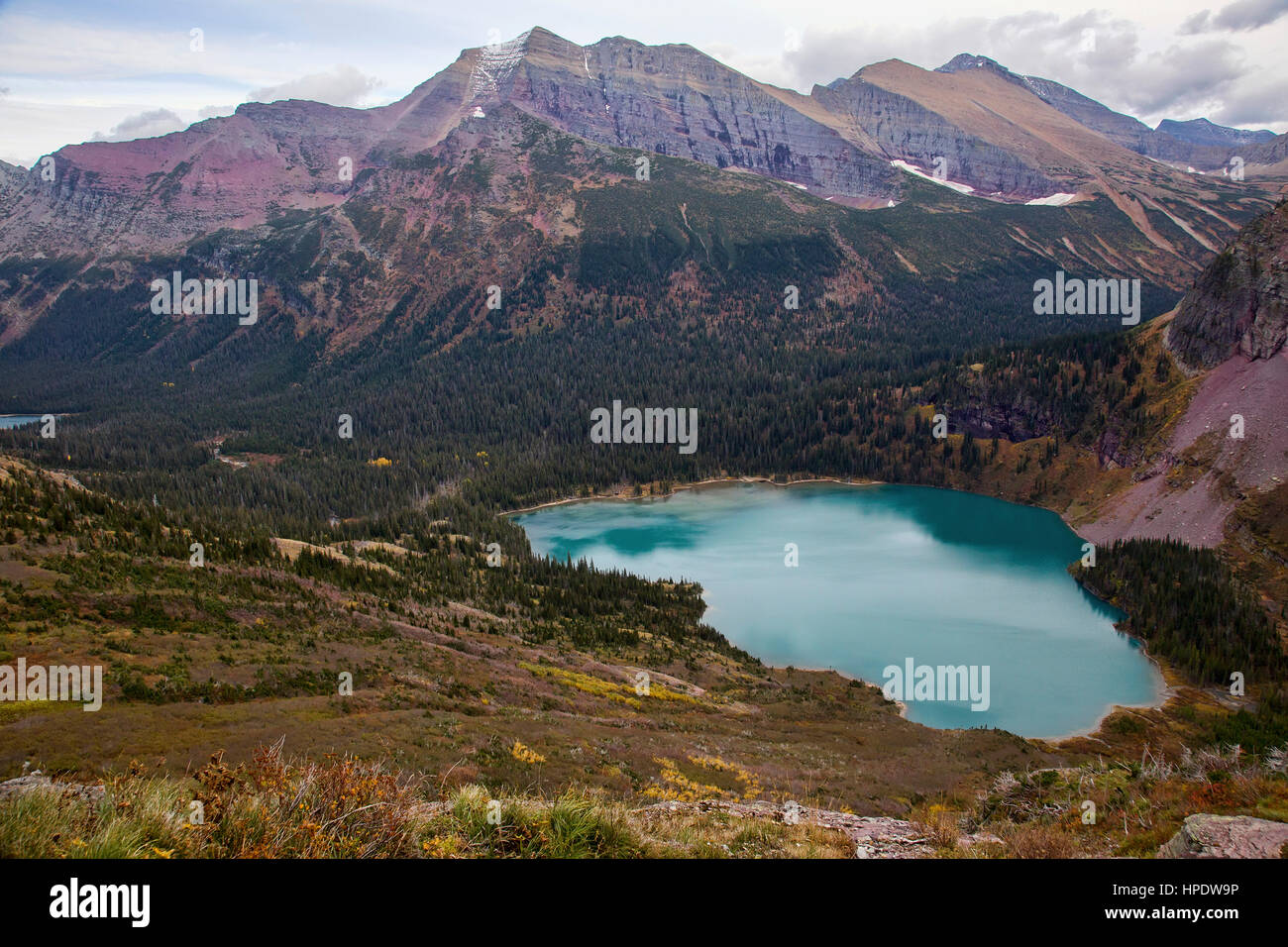 Lac inférieur Grinnell vu depuis le sentier du lac Grinnell at Glacier National Park dans le Montana. Banque D'Images