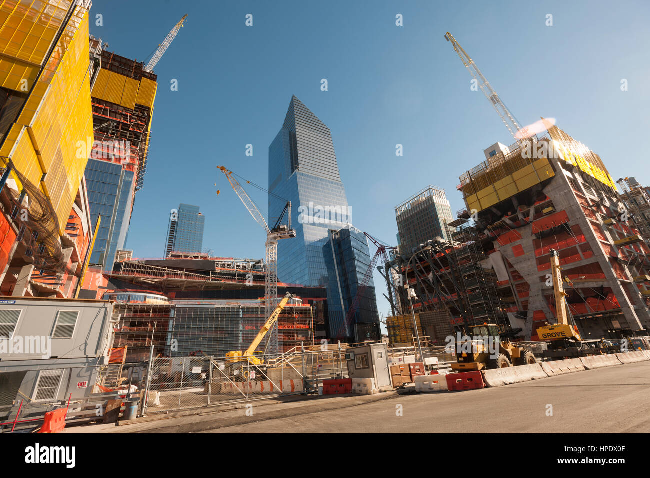 Construction du développement Hudson Yards, dont 10 Hudson Yards, centre, à New York le dimanche 19 février 2017. (© Richard B. Levine) Banque D'Images