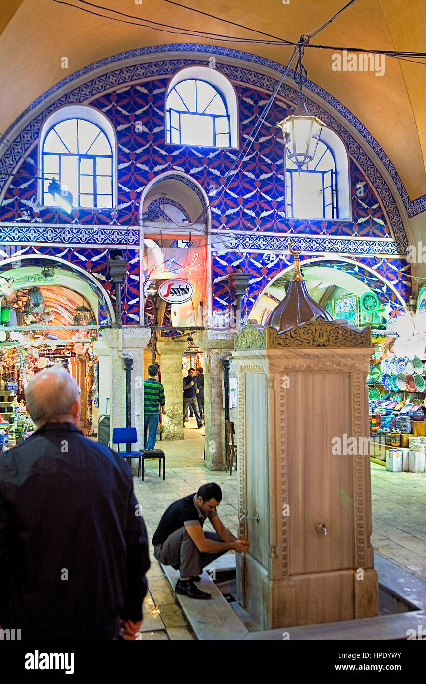 Grand Bazar,fontaine de marbre dans Keseciler Takkeciler à rue street, Istanbul, Turquie Banque D'Images