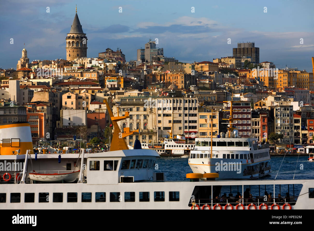 Vue de la tour de Galata, le quartier de Beyoglu et bateau sur la Corne d'or, Istanbul. La Turquie Banque D'Images