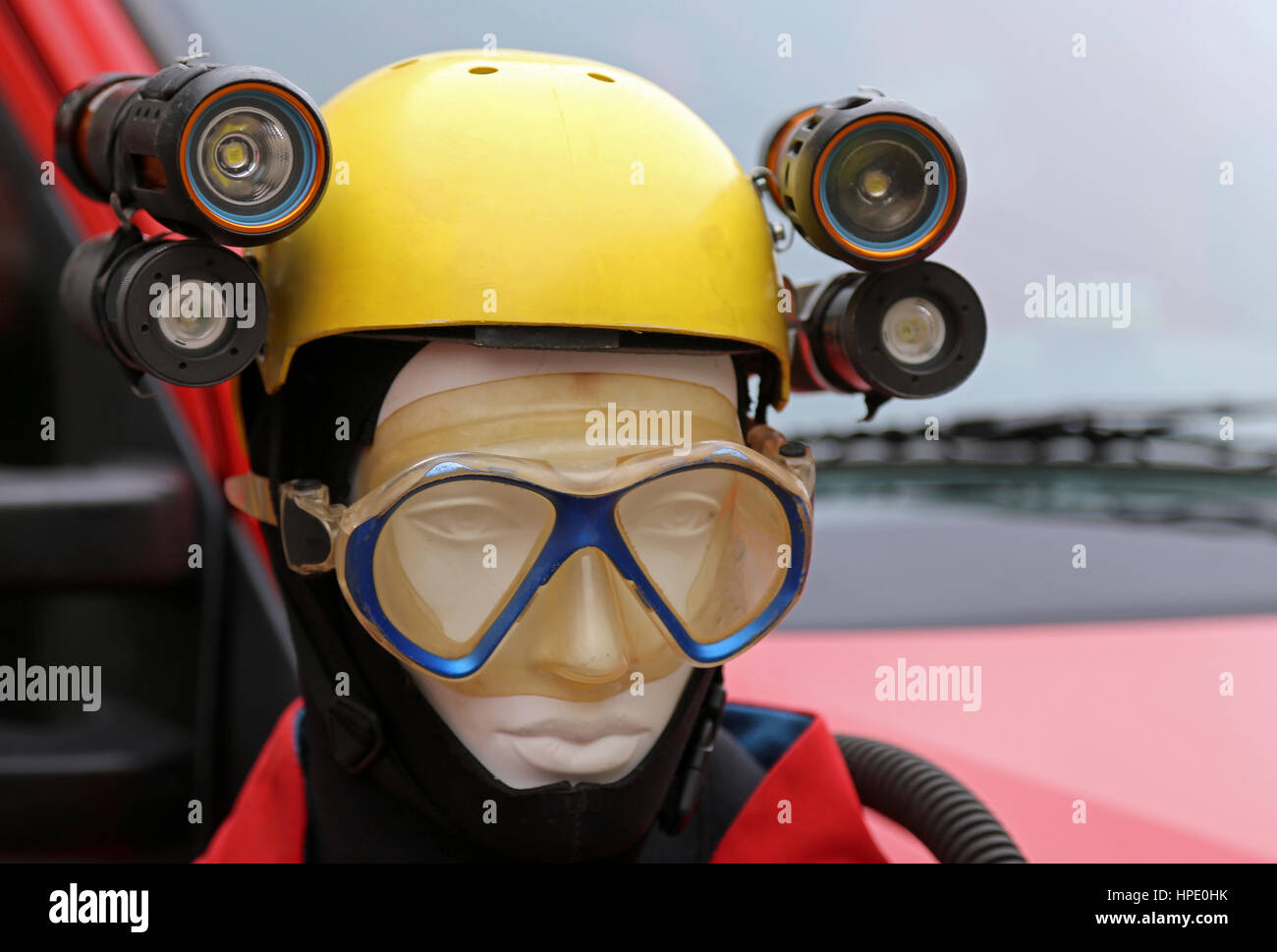 L'équipement professionnel pour l'éclairage en cas d'urgence et la  spéléologie expéditions avec un mannequin est un casque de protection jaune  Photo Stock - Alamy