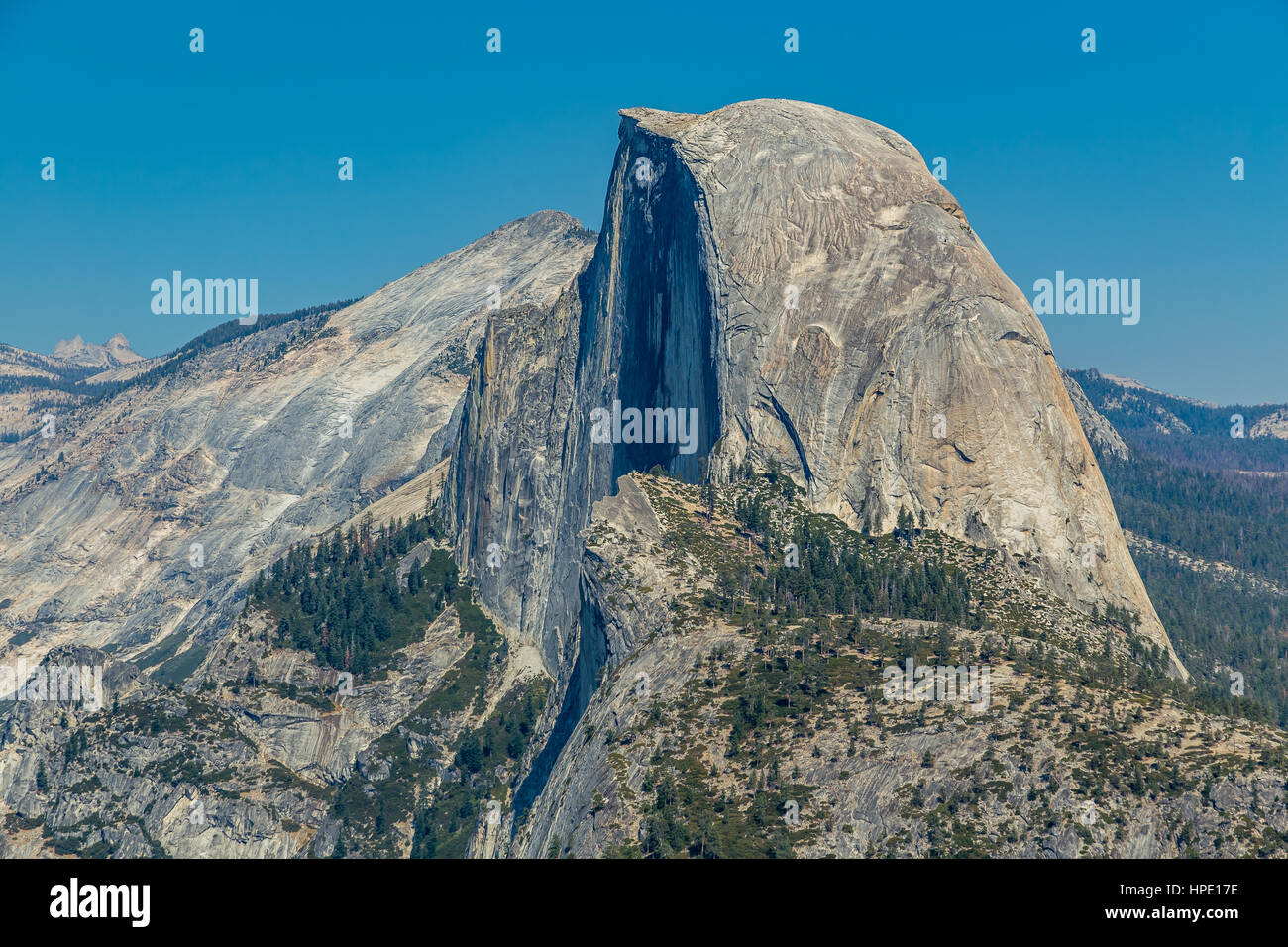 Demi Dôme est un dôme de granit à l'extrémité orientale de la vallée de Yosemite en Yosemite National Park, Californie. Il est bien connu dans le parc rock formation Banque D'Images