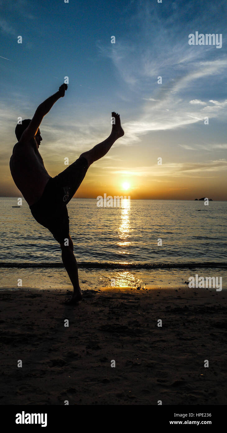 Stock Images - Coup de pied dans le coucher du soleil - Silhouette Banque D'Images