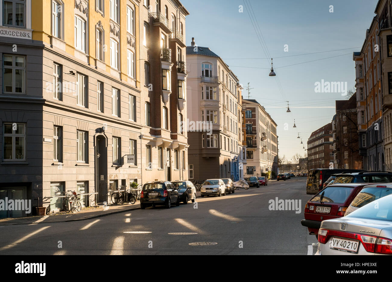 La lumière du soleil et l'ombre sur les bâtiments résidentiels sur Haderslevgade, Copenhague Banque D'Images