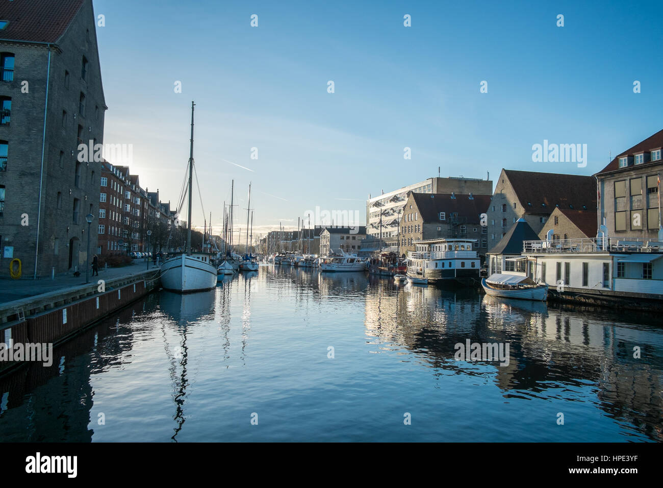 Bateaux amarrés à quai sur Copenhague canal christianshavn Banque D'Images