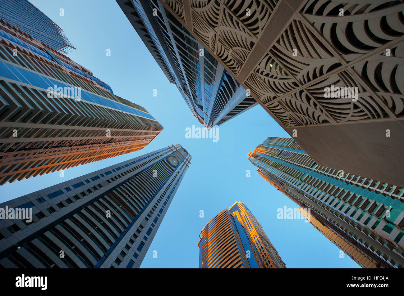 Office de verres sur le fond de ciel gratte-ciel Banque D'Images