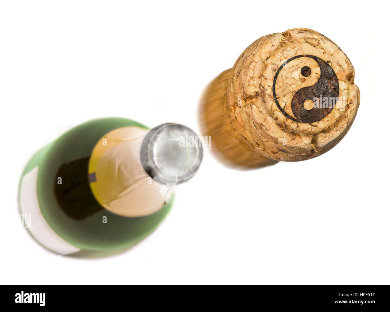 Bouchon de Champagne avec la forme d'un symbole Ying Yang brûlé dans et bouteille de champagne à l'arrière.(série) Banque D'Images