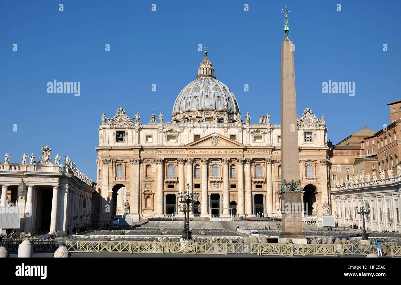 Cité du Vatican - 16 mars 2016 : la basilique Saint Pierre au Vatican est l'accueil du Pape prière et est visité chaque année par des foules de touristes Banque D'Images