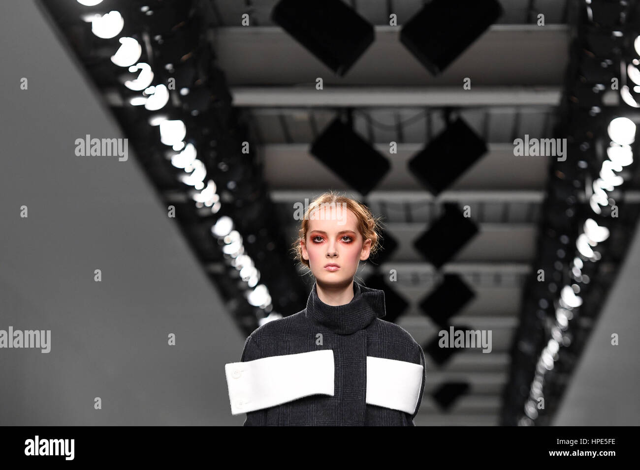 Modèles sur le podium lors de la J. JS Lee Automne/Hiver 2017 London Fashion Week show au 180 Strand, London. Banque D'Images