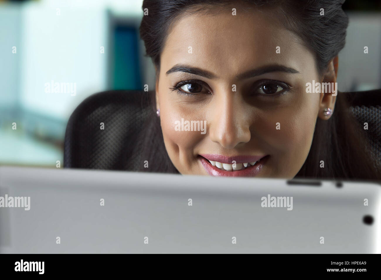 Close-up of businesswoman sitting at desk in office Banque D'Images