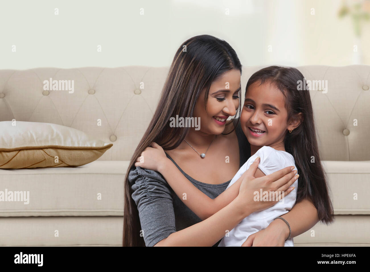 Smiling mother and daughter hugging Banque D'Images