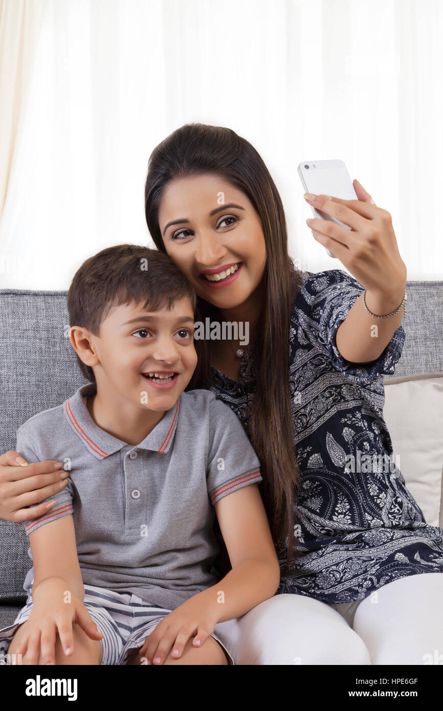 Parler de la mère avec son fils selfies Banque D'Images