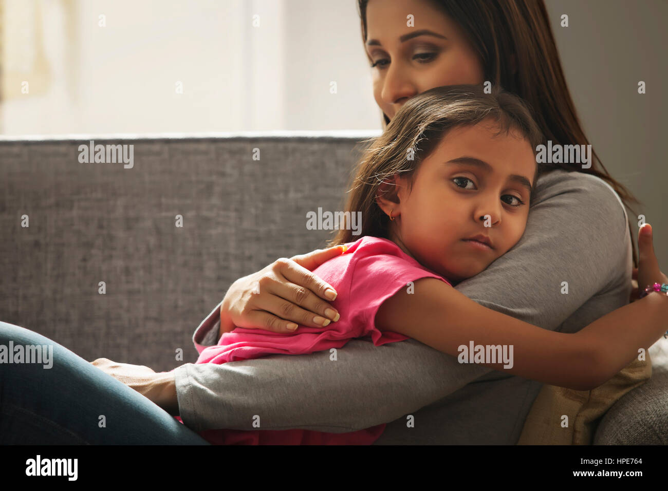 Close-up of mother and daughter hugging Banque D'Images