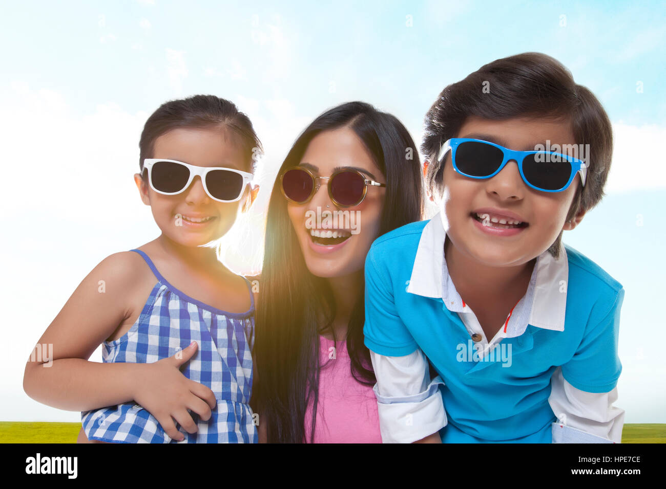 Happy Family wearing sunglasses bénéficiant dans park Banque D'Images