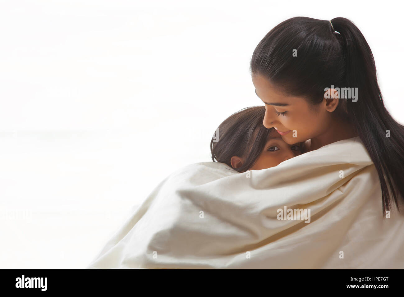Mère et fille enveloppé dans une couverture Banque D'Images