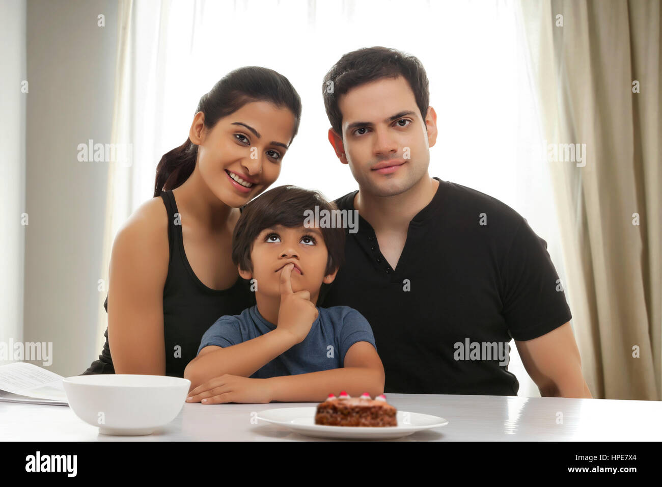 Couple et jeune fils avec gâteau d'anniversaire Banque D'Images