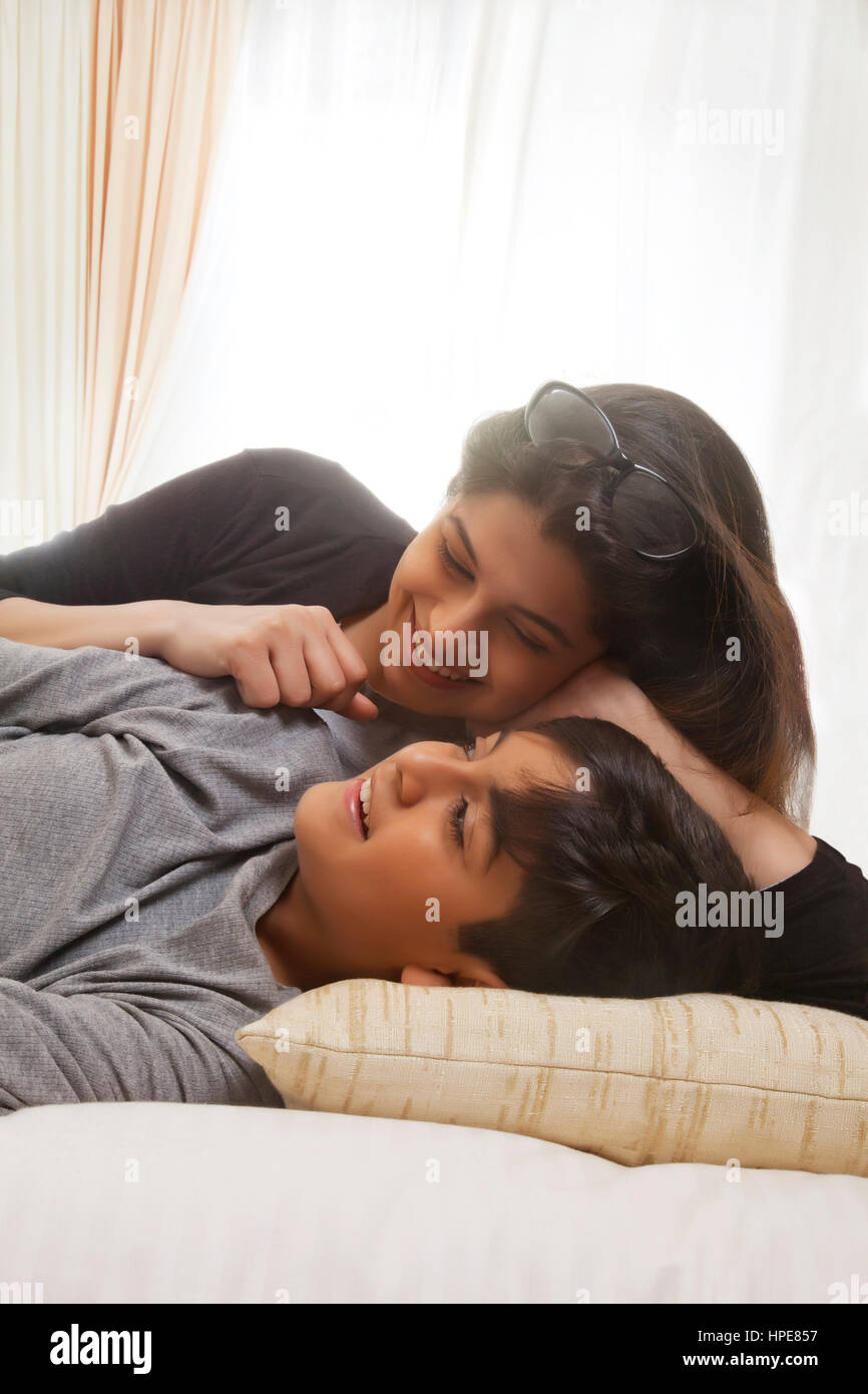 Mère et fils dormir ensemble Banque D'Images