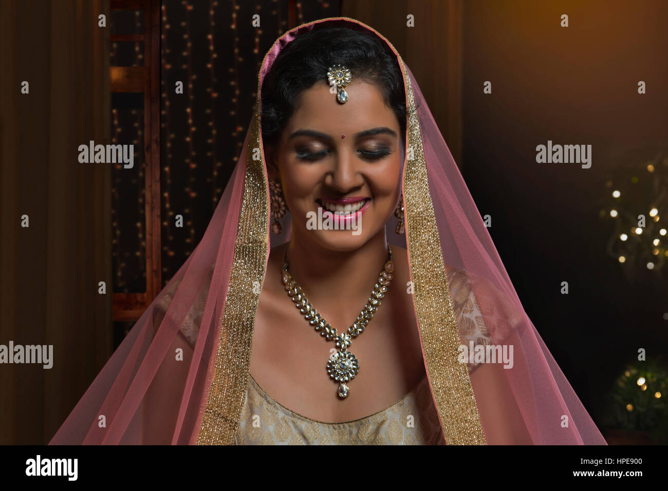 Femme en robe de mariée en souriant avec les yeux fermés Banque D'Images