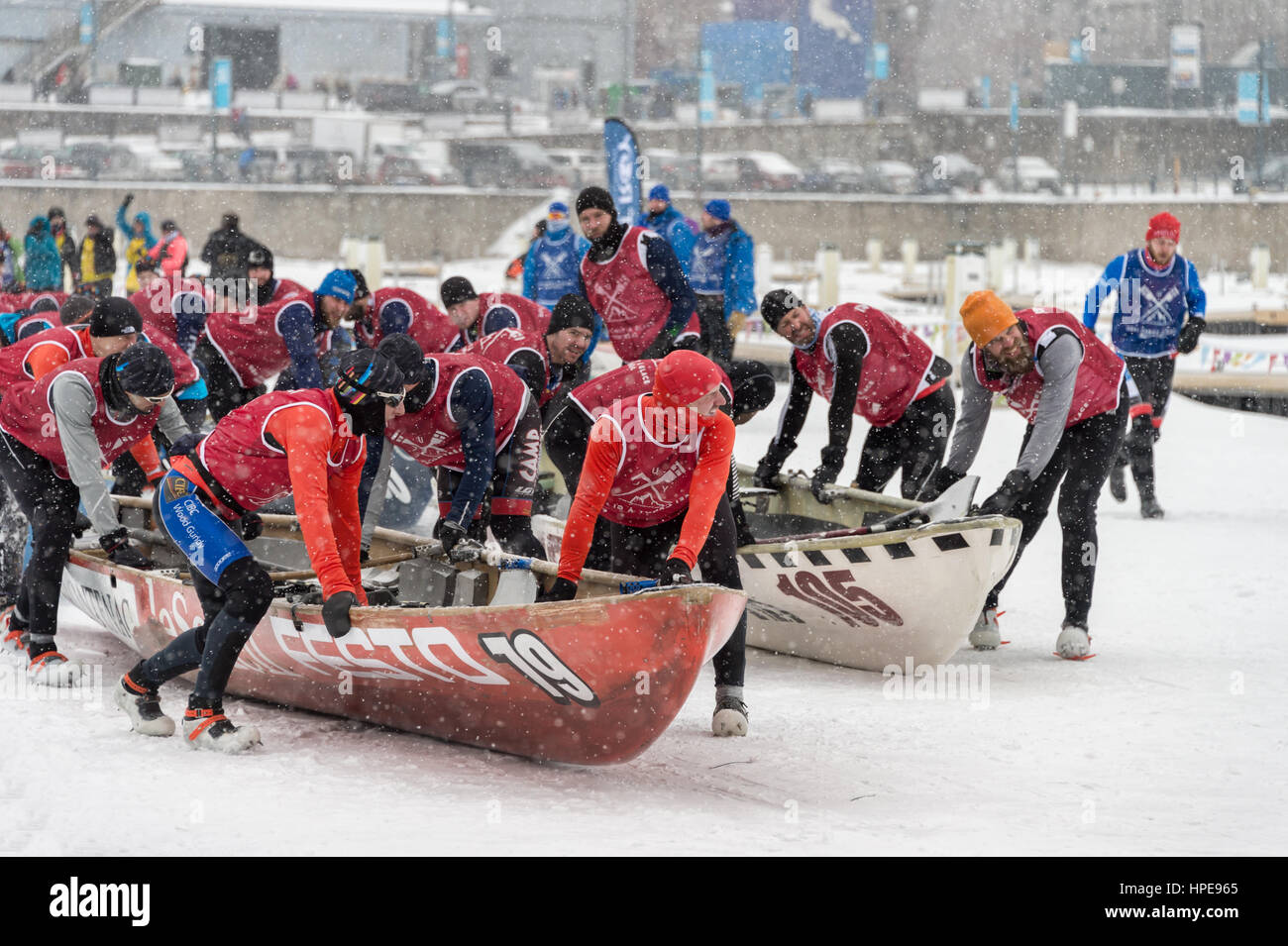 Montréal, CA - 12 Février 2017 : Montréal Défi Canot à glace sur le fleuve Saint-Laurent. Banque D'Images