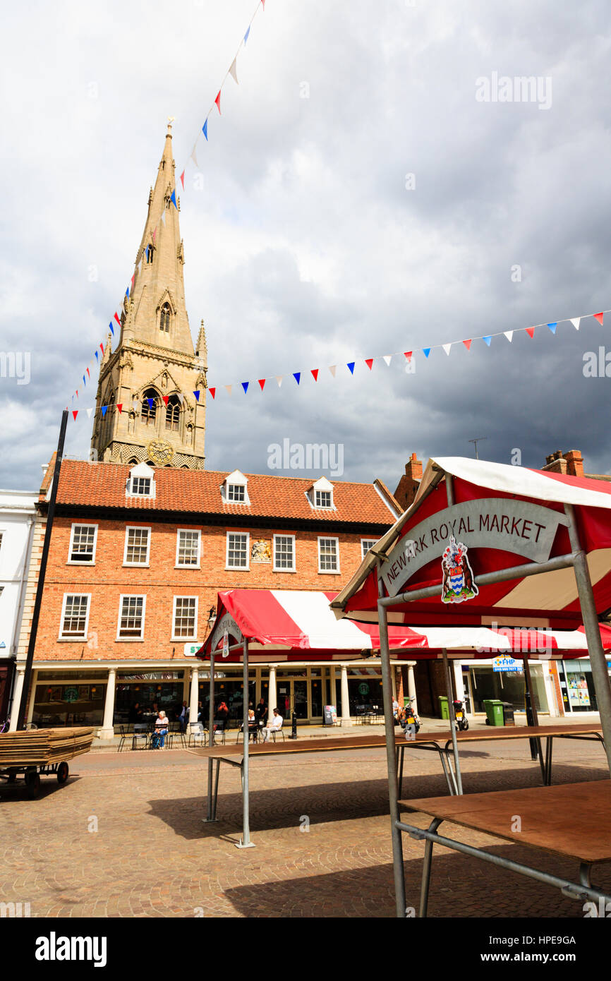 Place du marché et les étals vides, Newark on Trent, Nottinghamshire, Angleterre. Banque D'Images