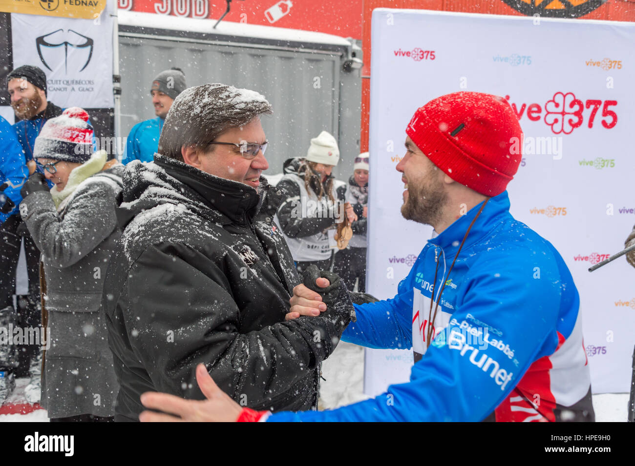 Montréal, CA - 12 Février 2017 : le maire de Montréal, Denis Coderre félicite un membre de l'équipe d'Amiral / Brunet après Montréal Défi Canot à glace Banque D'Images