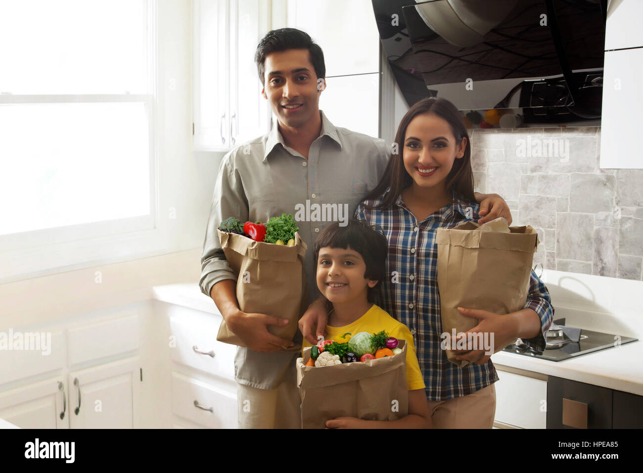 L'exécution de la famille de sacs d'épicerie dans la cuisine Banque D'Images