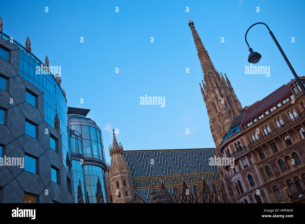 Une maison Haas la cathédrale St Stephan,Vienne, Autriche, Europe Banque D'Images