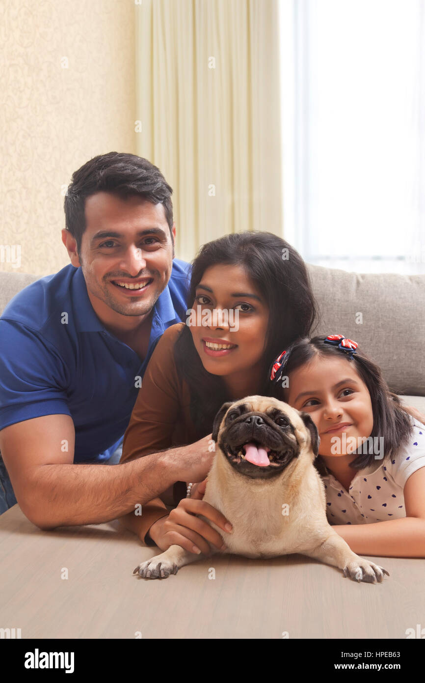 Portrait of smiling family avec pug et fille Banque D'Images