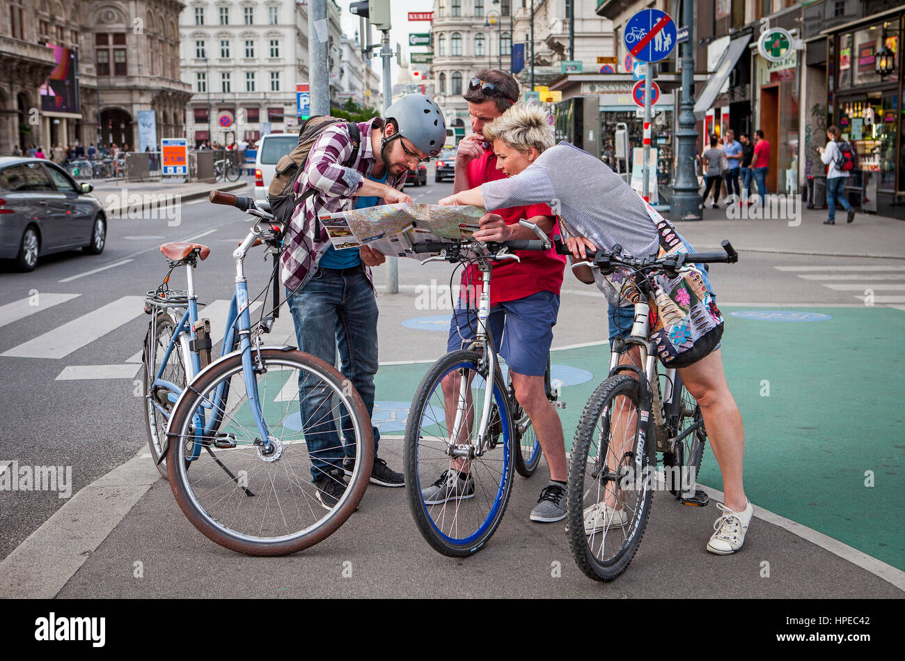 Les touristes, dans la rue Ringstraße, Vienne, Autriche Banque D'Images