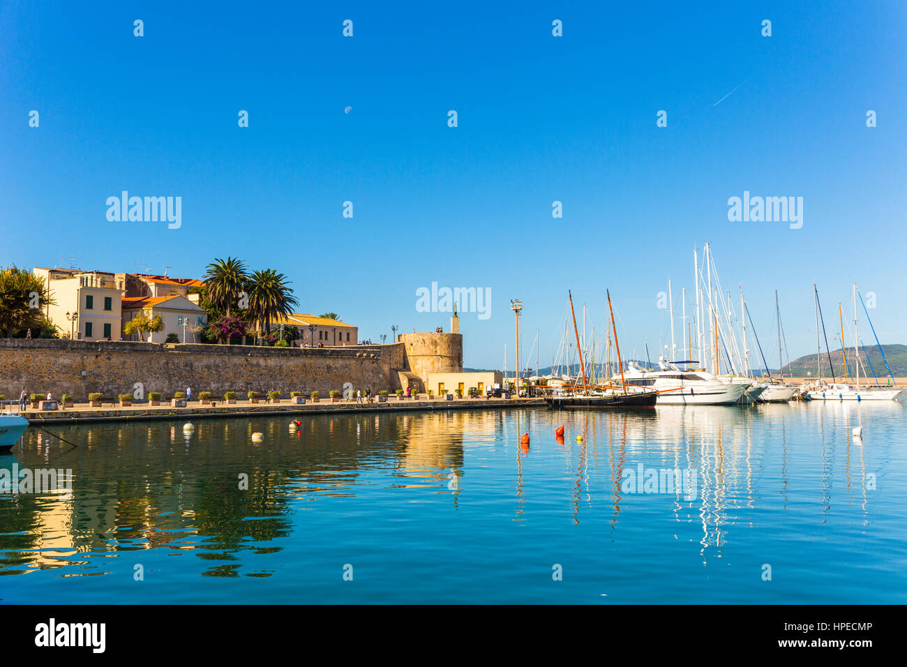 Vue sur le port d'Alghero avec voiliers en mer Méditerranée, Sassari, Sardaigne, Italie Banque D'Images