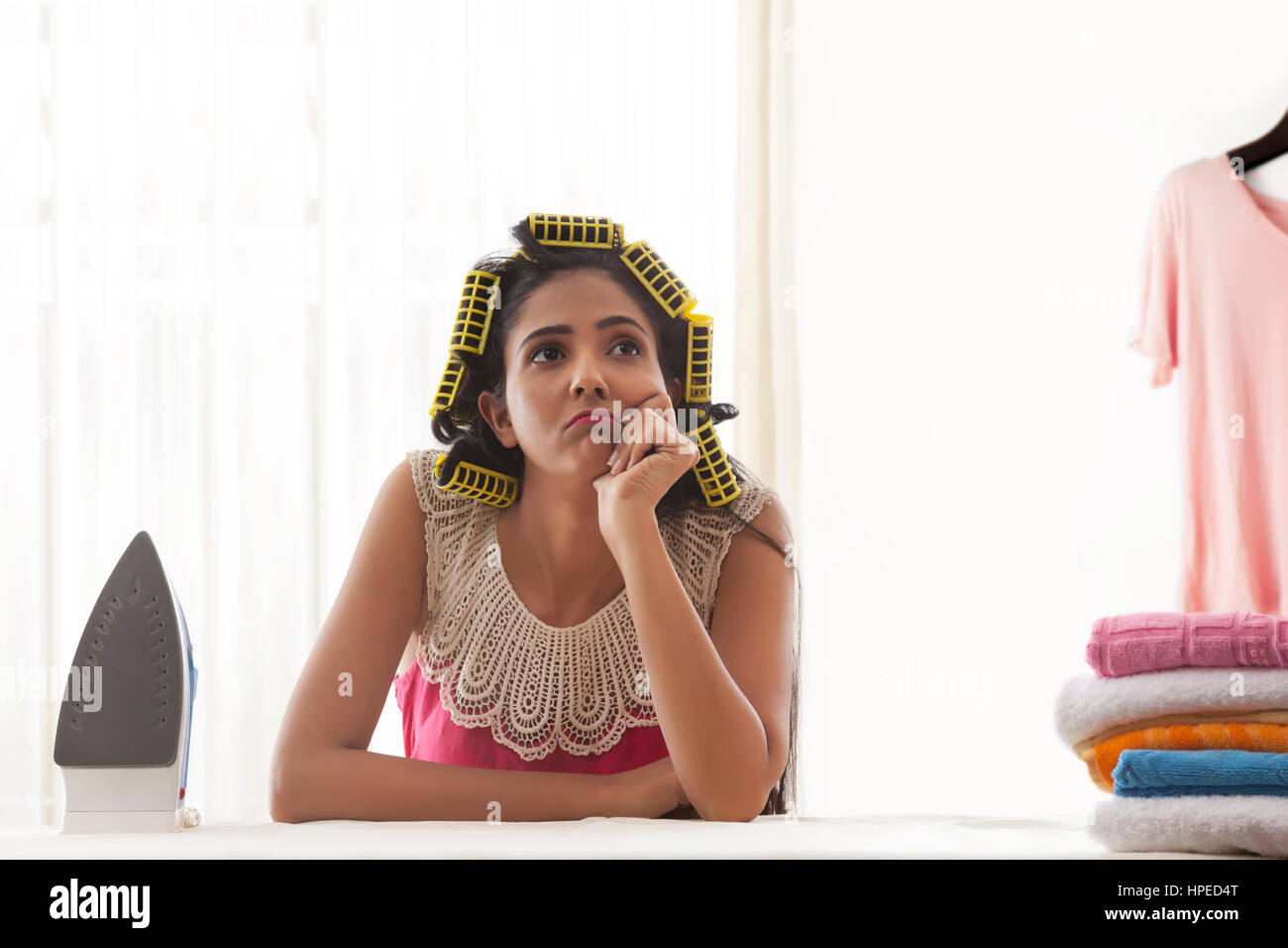 Jeune femme avec des joueurs assis à table à repasser Banque D'Images