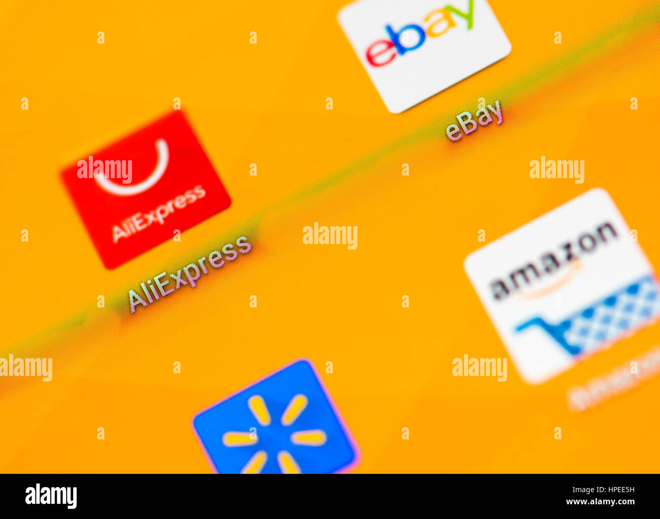 Les icônes de AliExpress, Ebay, Amazon et Walmart magasinage en ligne des applications sur un écran tactile du smartphone Banque D'Images