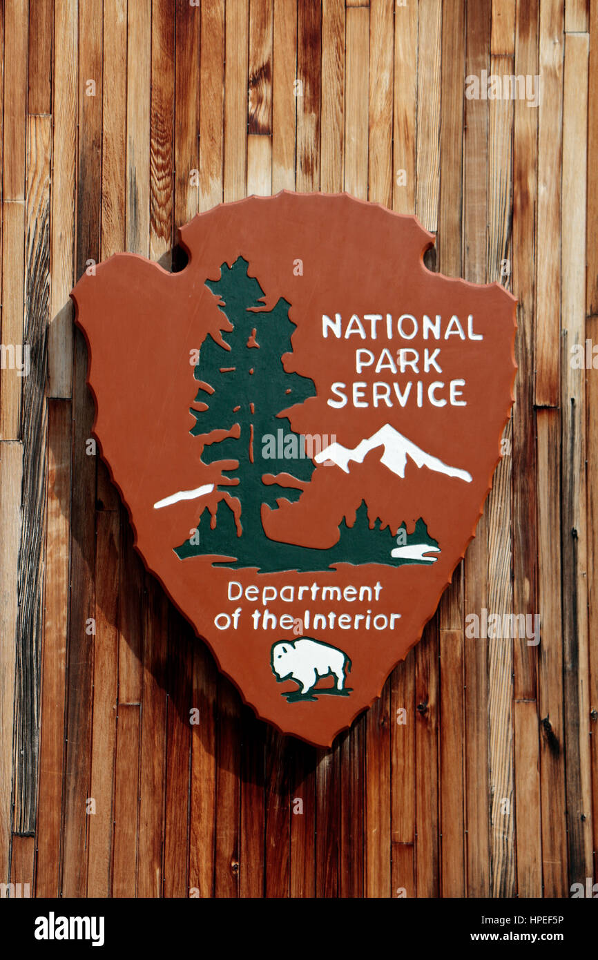 Le National Park Service/Ministère de l'intérieur du bouclier/logo sur un fond de bois. Banque D'Images