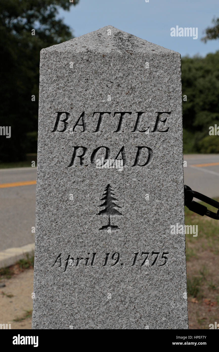 Une bataille Road post de marqueur de Minute Man National Historical Park, comté de Middlesex, Massachusetts, United States. Banque D'Images