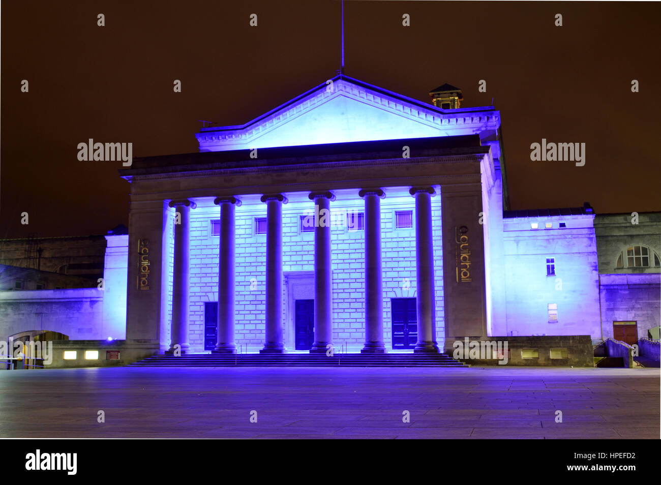 L'O2 Guildhall éclairées dans la nuit pourpre en 2017, Southampton, Hampshire, Royaume-Uni Banque D'Images